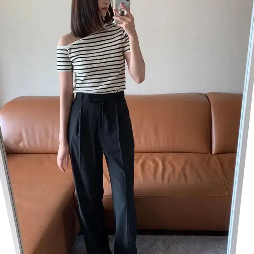 [BUNJANG] Lowipepe Stripe Asymmetrical Ribbed Off-the-Shoulder T-shirt / 로우페페 스트라이프 언발 골지 오프숄더 티셔츠