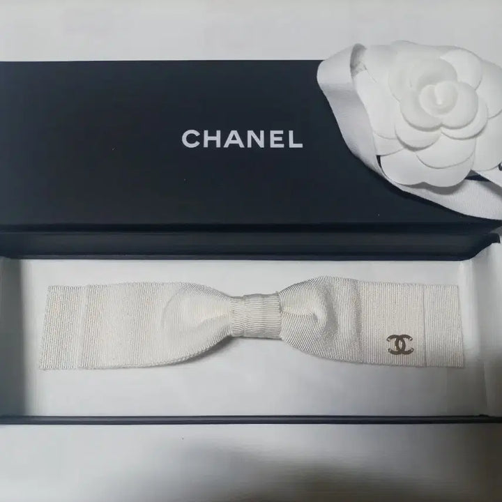 [BUNJANG] Chanel Ribbon Hairpin &amp; Headband - White / 정품 샤넬 리본화이트 헤어핀헤어밴드