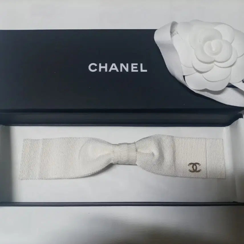 [BUNJANG] Chanel Ribbon Hairpin &amp; Headband - White / 정품 샤넬 리본화이트 헤어핀헤어밴드