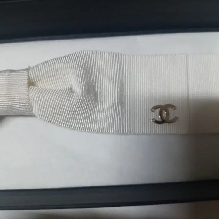 [BUNJANG] Chanel Ribbon Hairpin &amp; Headband - White / 정품 샤넬 리본화이트 헤어핀헤어밴드