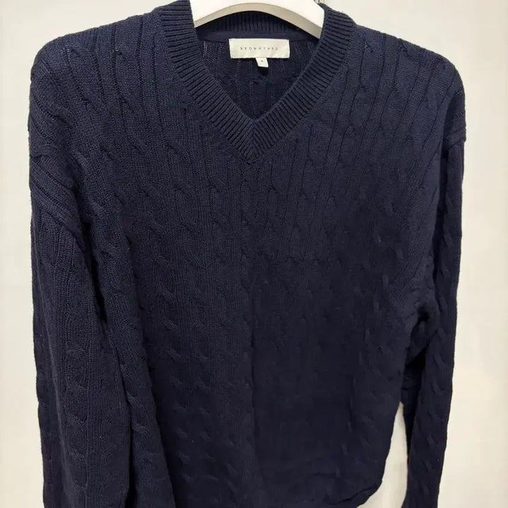 [BUNJANG] Brown Yak Cable V-Neck Knit Navy / [4]브라운야드 케이블 브이넥 니트 네이비