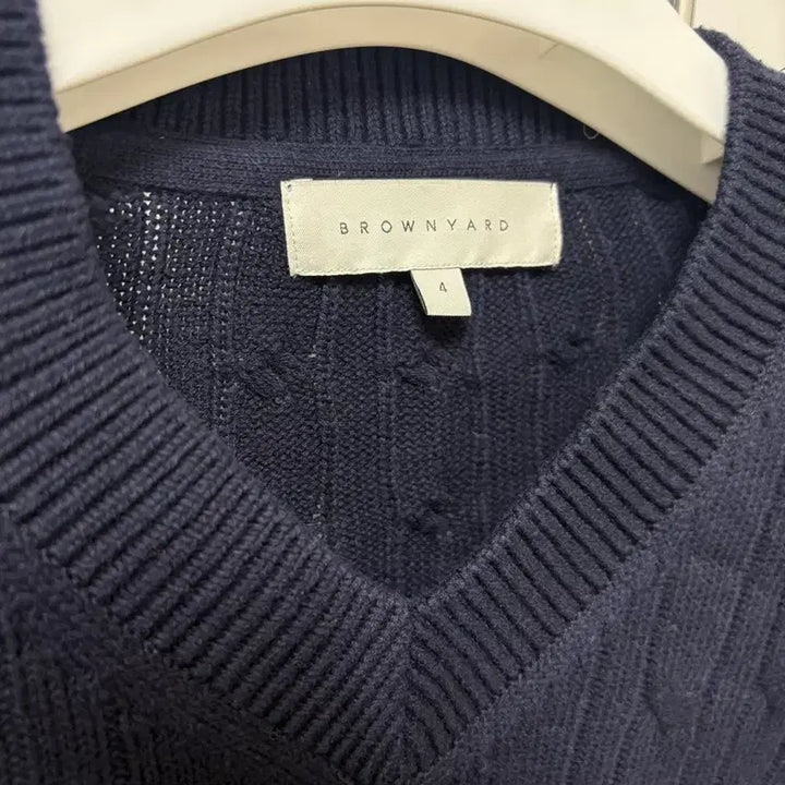 [BUNJANG] Brown Yak Cable V-Neck Knit Navy / [4]브라운야드 케이블 브이넥 니트 네이비