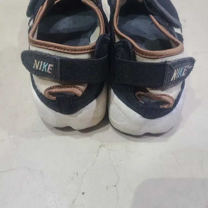[BUNJANG] Nike Air Rift Black Flip-Flop Sneakers / 나이키 에어 리프트 블랙 쪼리 운동화