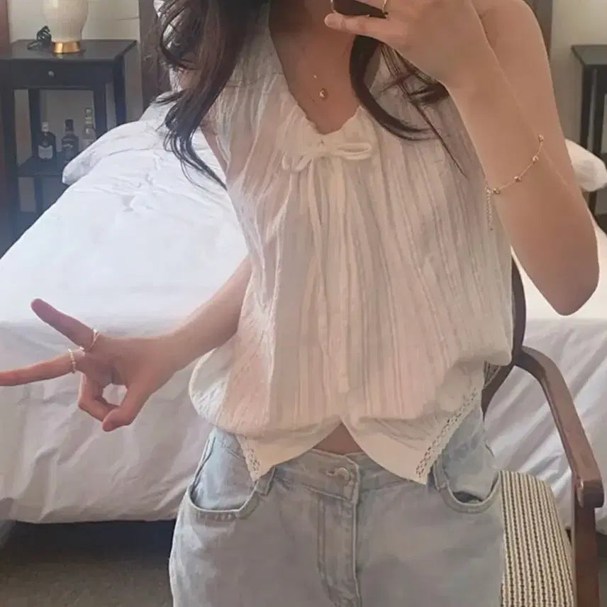 [BUNJANG] White Ribbon Sleeveless Blouse / 화이트 리본 끈 민소매 블라우스