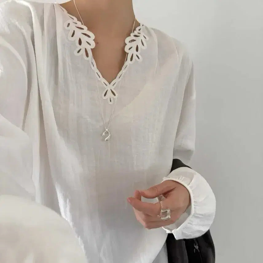[BUNJANG] Embroidered V-Neck Blouse / 자수 브이넥 블라우스