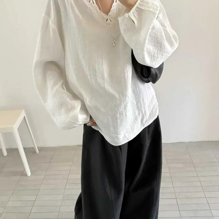 [BUNJANG] Embroidered V-Neck Blouse / 자수 브이넥 블라우스
