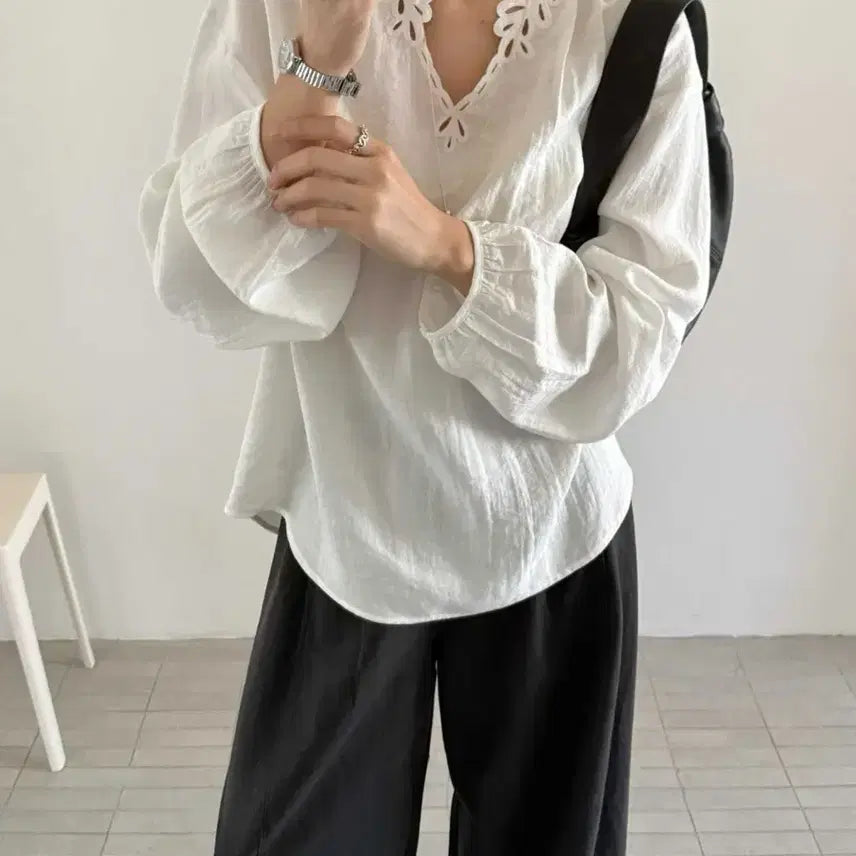 [BUNJANG] Embroidered V-Neck Blouse / 자수 브이넥 블라우스