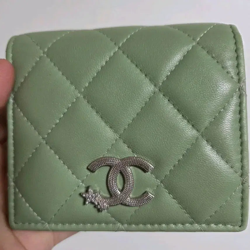[BUNJANG] Chanel Green Quilted Silver Logo Bi-fold Wallet / [100% 정품] 샤넬 그린 퀄팅 은장 반지갑