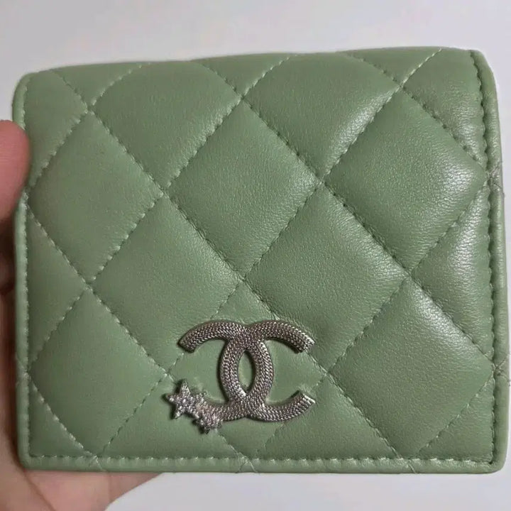 [BUNJANG] Chanel Green Quilted Silver Logo Bi-fold Wallet / [100% 정품] 샤넬 그린 퀄팅 은장 반지갑