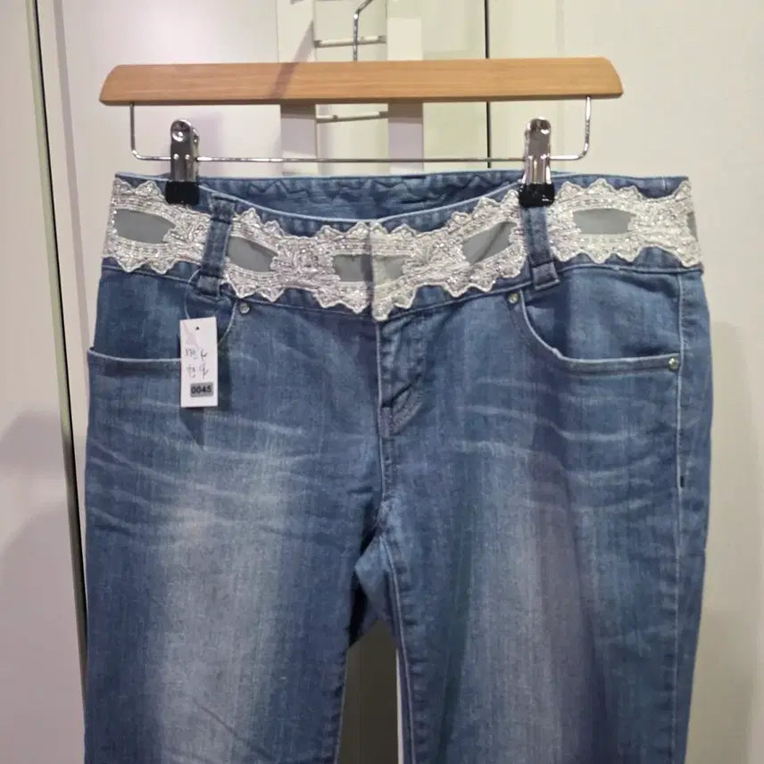 [BUNJANG] Tomboy Lace Detail Denim Jeans / 톰보이 레이스 장식 데님 청바지