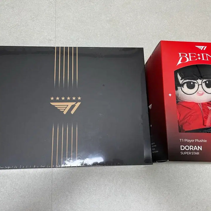 [BUNJANG] T1 Doran 20cm Plush + 2025 Worlds 6-Star Uniform Set Bundle / T1 2025 도란 20cm 인형+2025 월즈 6성 유니폼 세트 일괄