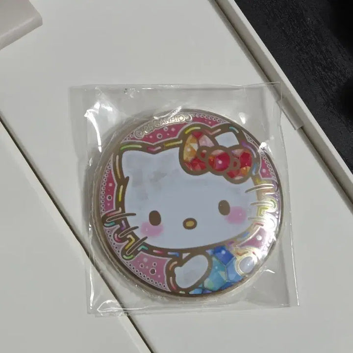 [BUNJANG] Sanrio Hello Kitty Tin Badge / 헬로키티 캔뱃지 팔아요