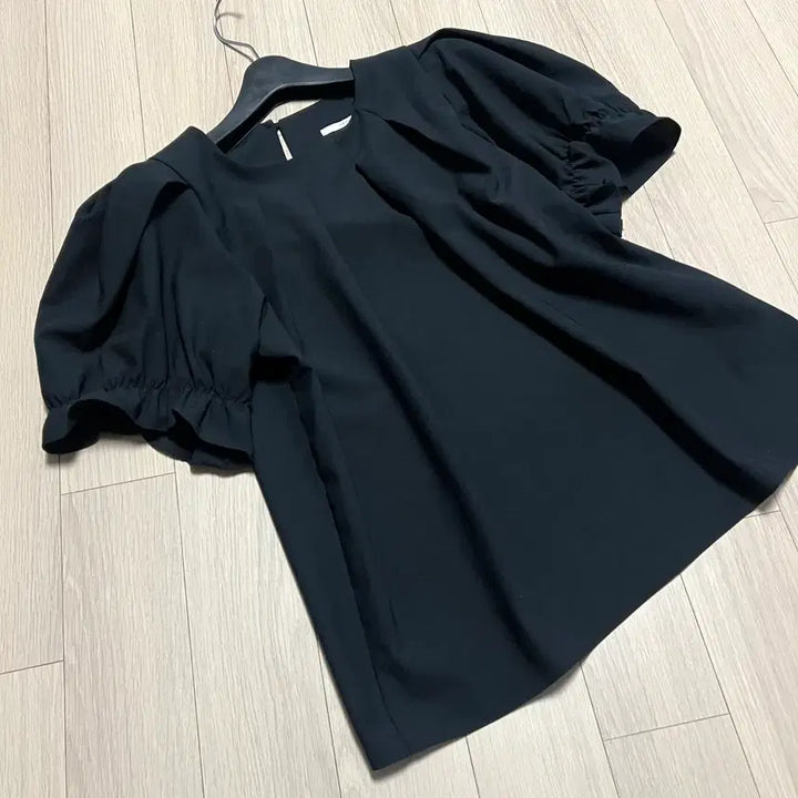[BUNJANG] Love You So Much Puff Pintuck Shirring Blouse - Black, Short Sleeve / 러브유쏘머치 퍼프 핀턱 셔링 블라우스 볼륨 블랙 검정 반팔 여름 하객룩
