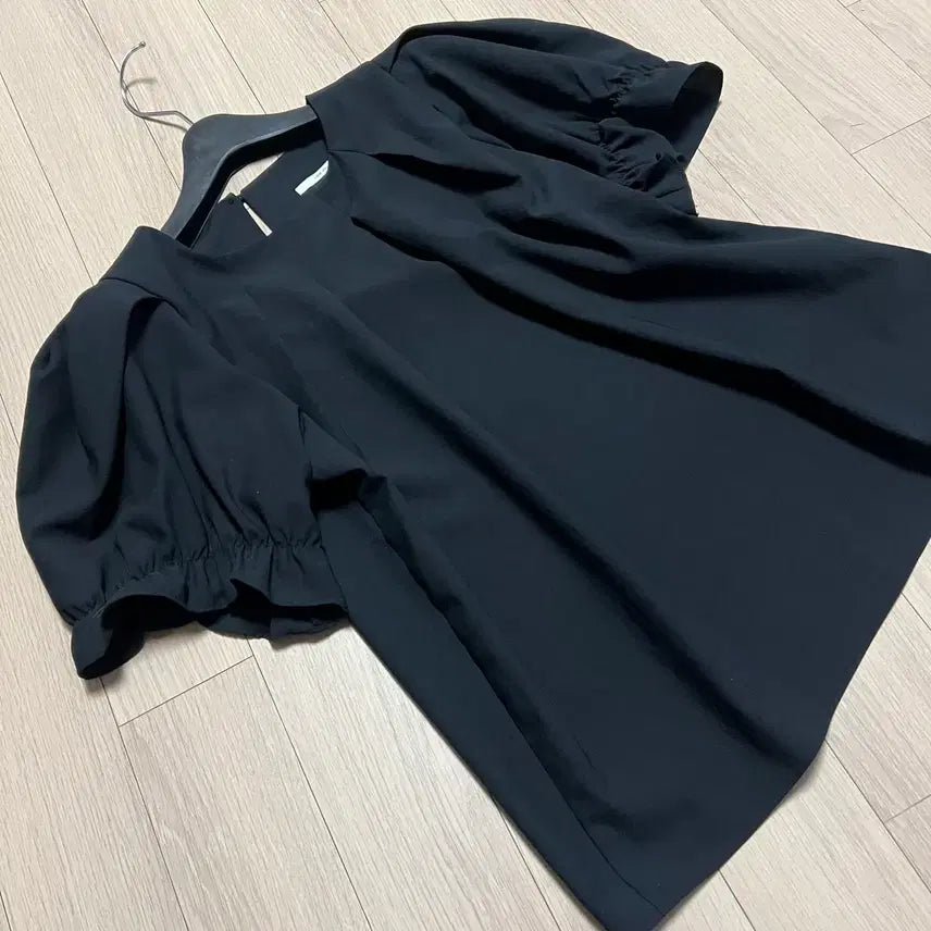 [BUNJANG] Love You So Much Puff Pintuck Shirring Blouse - Black, Short Sleeve / 러브유쏘머치 퍼프 핀턱 셔링 블라우스 볼륨 블랙 검정 반팔 여름 하객룩