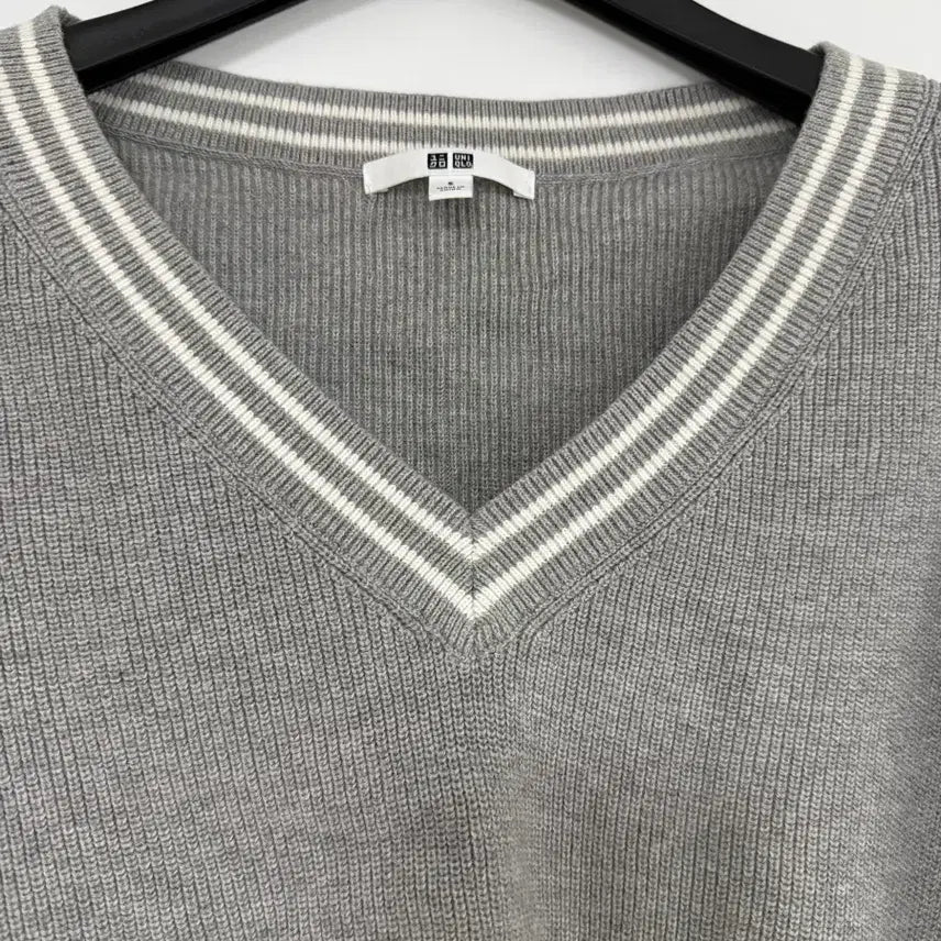 [BUNJANG] Uniqlo Cashmere V-Neck Knit Sweater (Size S) / 유니클로 캐시미어 브이넥 니트 s