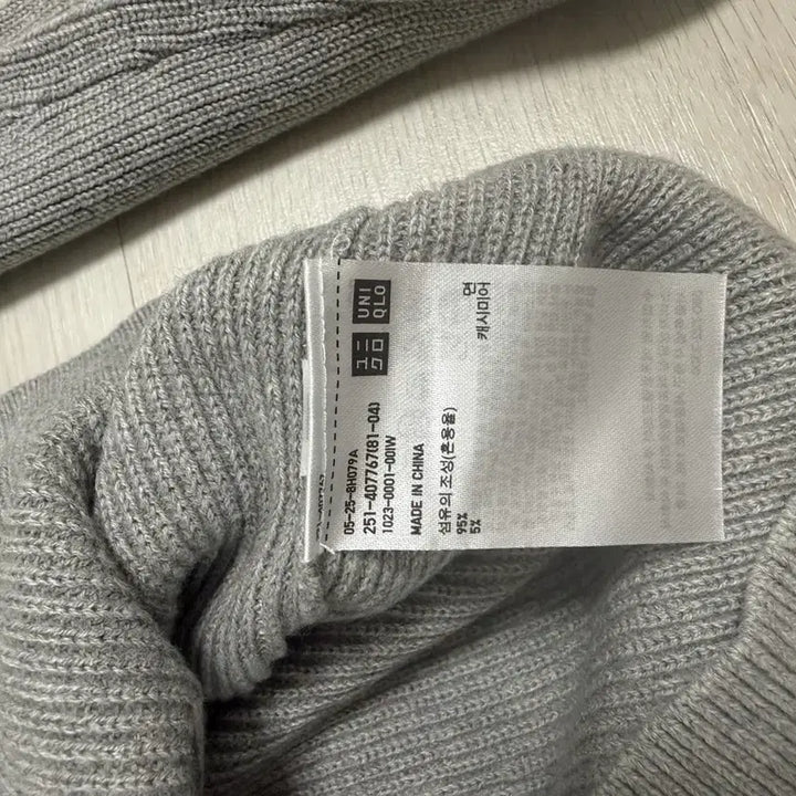 [BUNJANG] Uniqlo Cashmere V-Neck Knit Sweater (Size S) / 유니클로 캐시미어 브이넥 니트 s