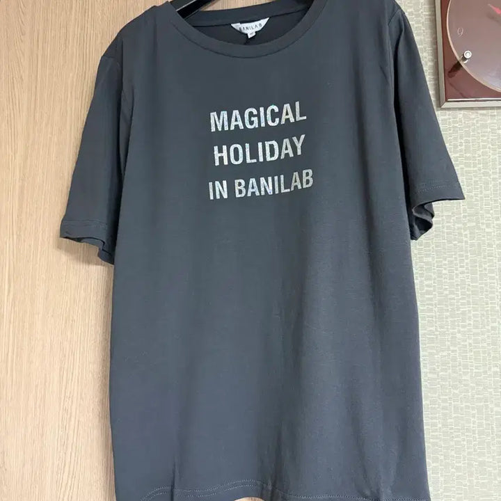 [BUNJANG] Vanilla Bee Magical Holiday Short-Sleeve T-Shirt Charcoal / 새상품 바닐라비 반팔티셔츠 Magical Holiday 차콜 66-77