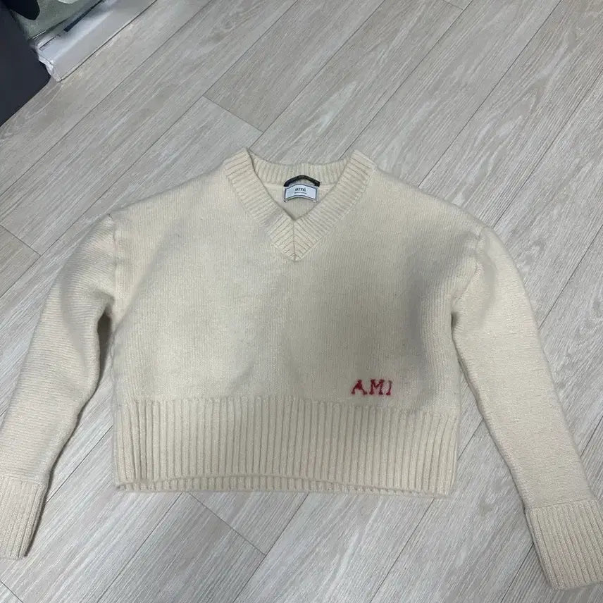[BUNJANG] AMI Ivory V-Neck Cropped Knit / 아미 AMI 아이보리 V넥 크롭 니트