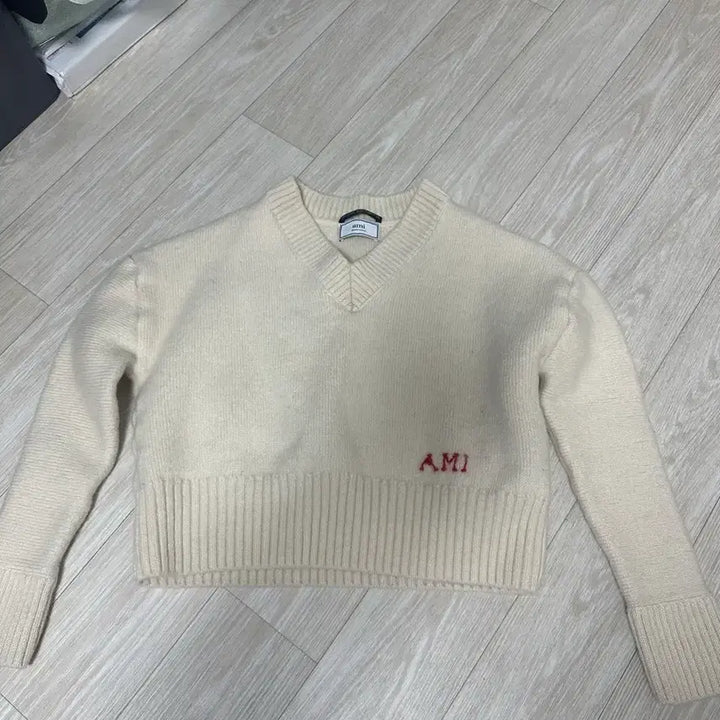 [BUNJANG] AMI Ivory V-Neck Cropped Knit / 아미 AMI 아이보리 V넥 크롭 니트