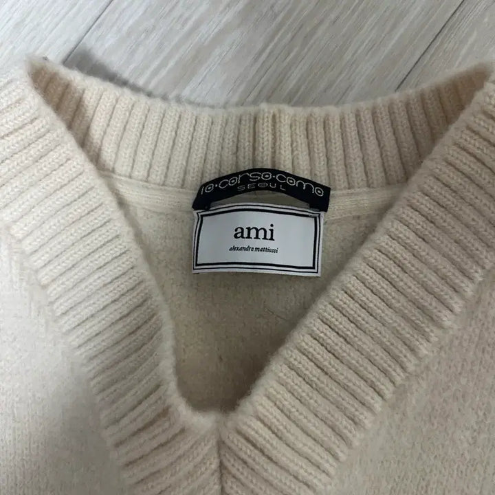 [BUNJANG] AMI Ivory V-Neck Cropped Knit / 아미 AMI 아이보리 V넥 크롭 니트