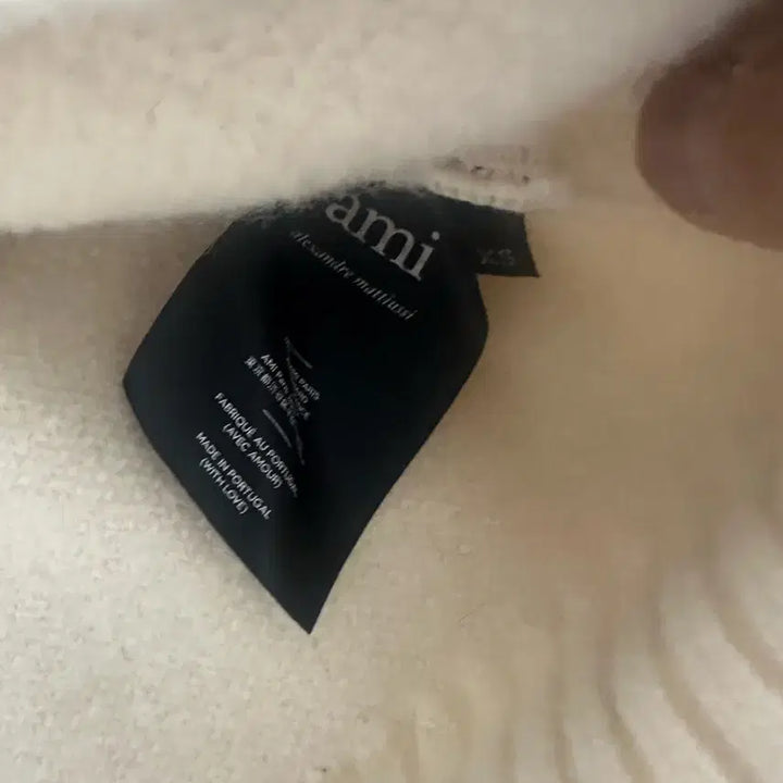 [BUNJANG] AMI Ivory V-Neck Cropped Knit / 아미 AMI 아이보리 V넥 크롭 니트