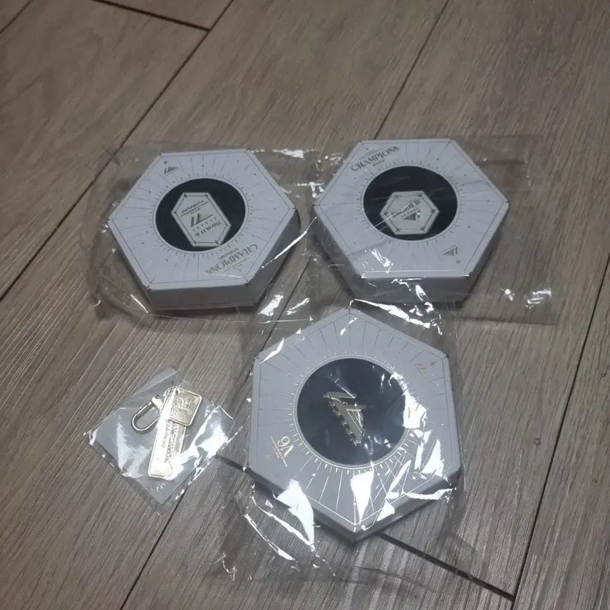 [BUNJANG] T1 Championship Badge, Keychain, Faker Keyring Bundle (Sealed) / T1 우승 뱃지,키체인, 페이커 키링 일괄 미개봉
