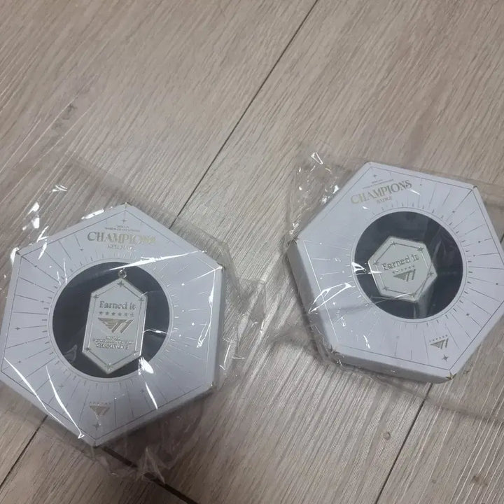 [BUNJANG] T1 Championship Badge, Keychain, Faker Keyring Bundle (Sealed) / T1 우승 뱃지,키체인, 페이커 키링 일괄 미개봉