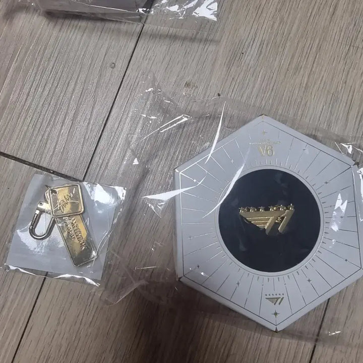 [BUNJANG] T1 Championship Badge, Keychain, Faker Keyring Bundle (Sealed) / T1 우승 뱃지,키체인, 페이커 키링 일괄 미개봉