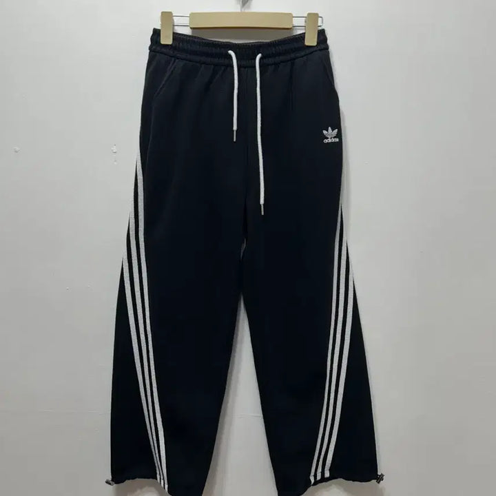 [SOLD OUT] 아디다스 사선 트레이닝 와이드 팬츠 블랙 M