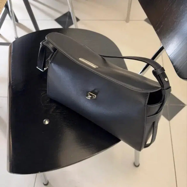 [BUNJANG] Demellier Sally Flap Bag Black / 드메리엘 샐리 플랩백