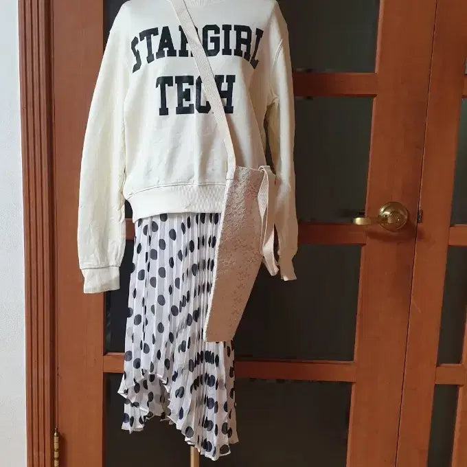 [BUNJANG] Embroidered Logo Sweatshirt T-Shirt / (새제품)영문프린팅 맨투맨 티셔츠