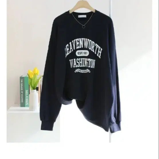[BUNJANG] Navy Sweatshirt with White Lettering / 네이비 맨투맨