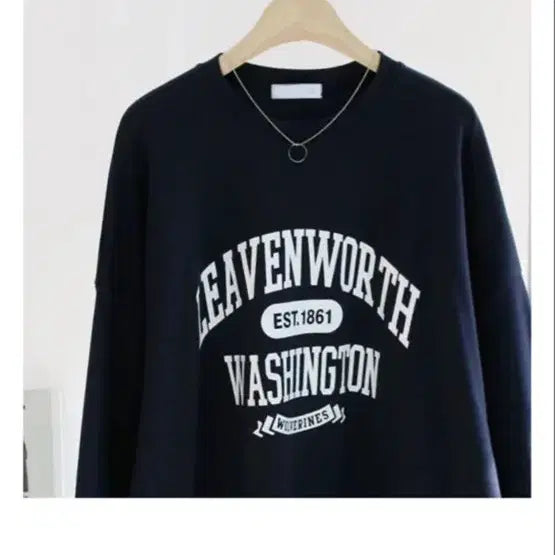 [BUNJANG] Navy Sweatshirt with White Lettering / 네이비 맨투맨