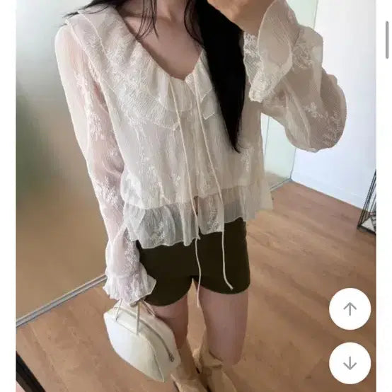 [BUNJANG] Flower Embroidery Ruffle Blouse / 플라워 자수 러플 블라우스