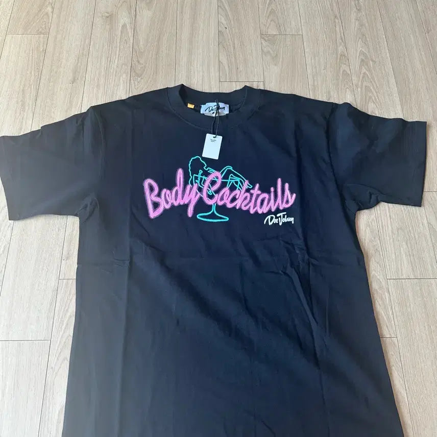 [BUNJANG] Dee Johnny Body Cocktails Black T-Shirt / Dee Johnny Body Cocktails 검정 반팔티