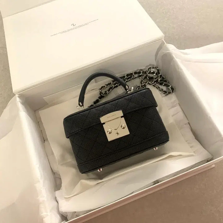 [BUNJANG] The Louran Half Moon Black Caviar Chain Bag / 더로랑 하프문 블랙 캐비어 체인백 가방