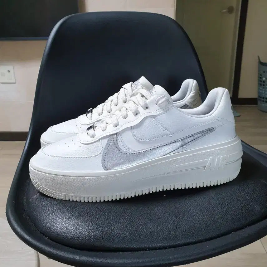[BUNJANG] Nike Air Force 1 White Swoosh Sneakers (245) / 나이키 에어포스1 화이트 스우시 운동화(245)