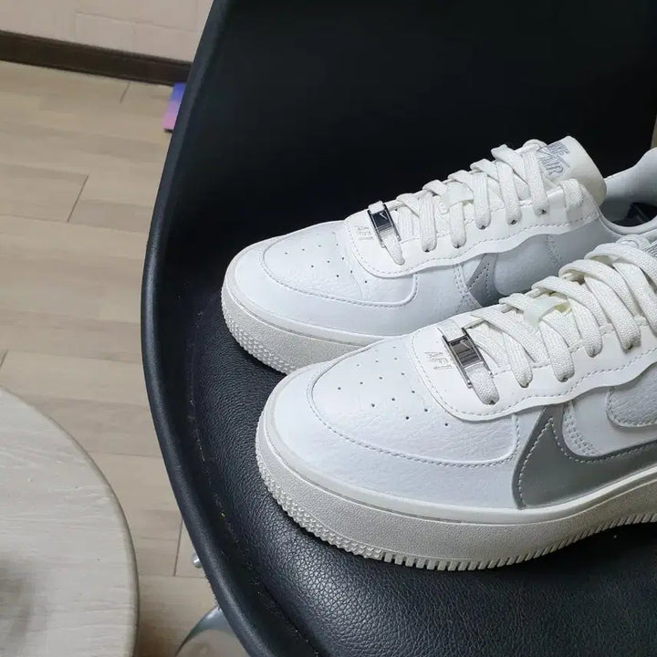 [BUNJANG] Nike Air Force 1 White Swoosh Sneakers (245) / 나이키 에어포스1 화이트 스우시 운동화(245)