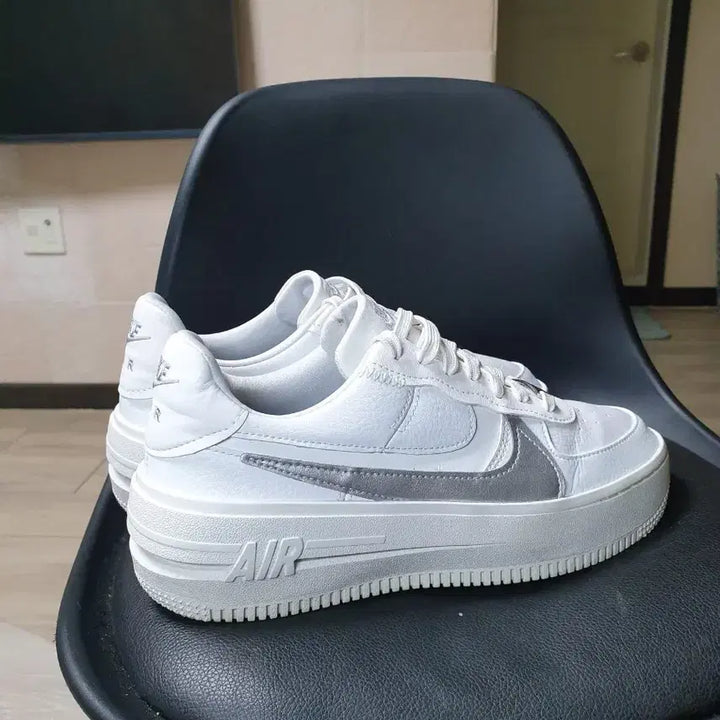 [BUNJANG] Nike Air Force 1 White Swoosh Sneakers (245) / 나이키 에어포스1 화이트 스우시 운동화(245)