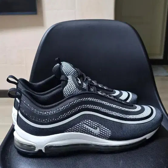 [BUNJANG] Nike Air Max 97 Black/White Sneakers / 나이키 에어맥스 97 블랙 / 화이트 운동화(290)