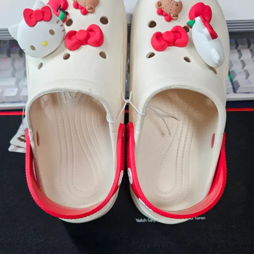 [BUNJANG] Hello Kitty Crocs Beige / 헬로키티 크록스 새상품 팝니다