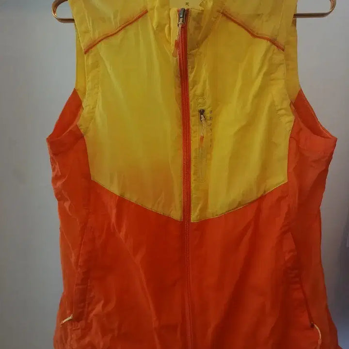[BUNJANG] Kolping Orange/Yellow Windbreaker Vest Size 100 / 콜핑 오렌지/옐로우 바람막이 조끼 100