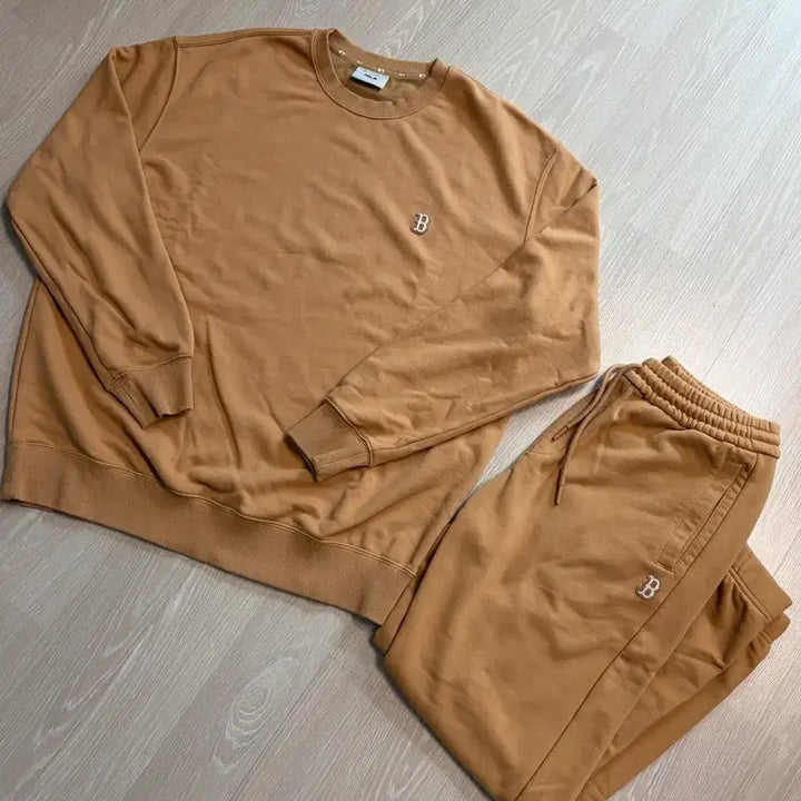 [BUNJANG] MLB Boston Sweatshirt and Jogger Pants Set / MLB 보스턴 카멜색 맨투맨 조거팬츠 세트