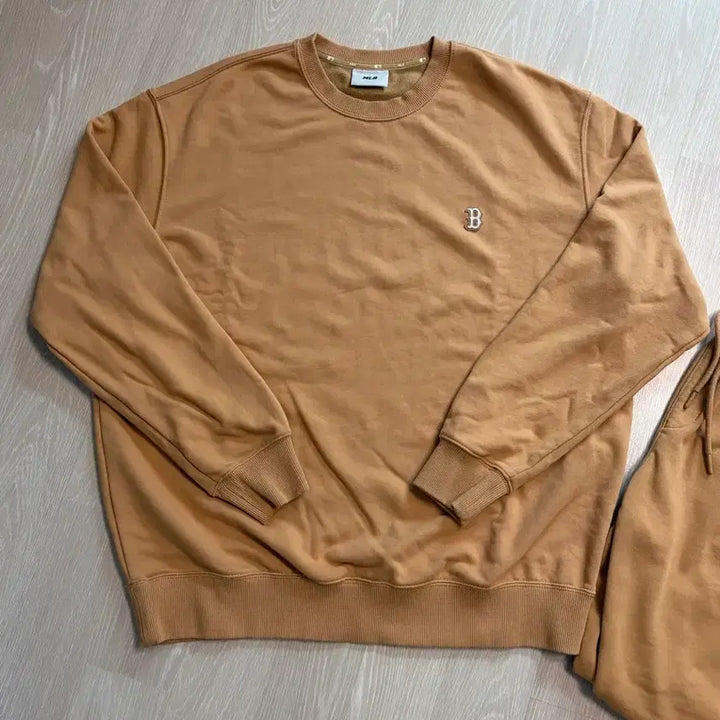 [BUNJANG] MLB Boston Sweatshirt and Jogger Pants Set / MLB 보스턴 카멜색 맨투맨 조거팬츠 세트