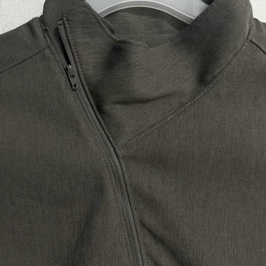 [SOLD OUT] EE covrved half zip-up