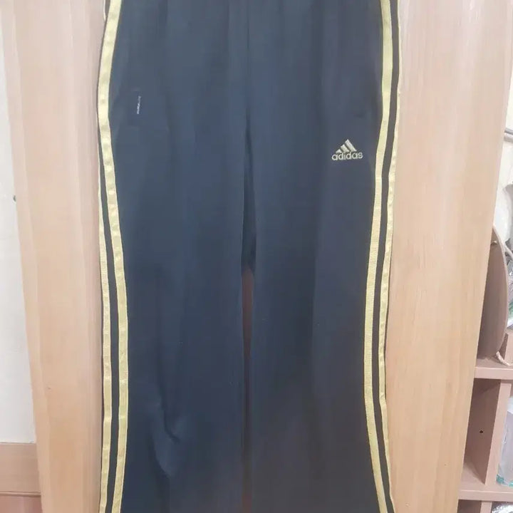 [BUNJANG] Adidas 3-Stripes Training Pants Black/Gold (Size 55) / 아디다스 삼선 트레이닝 바지 블랙/골드(55)