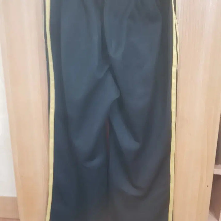 [BUNJANG] Adidas 3-Stripes Training Pants Black/Gold (Size 55) / 아디다스 삼선 트레이닝 바지 블랙/골드(55)