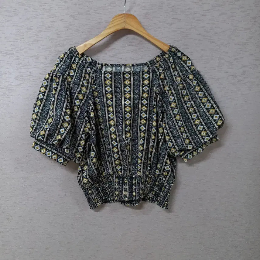 [BUNJANG] Patterned Smocked Blouse with Neckline Banding / B5-4/패턴 넥라인밴딩 패턴 스모크밴딩 블라우스 여성