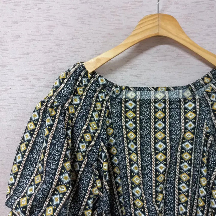 [BUNJANG] Patterned Smocked Blouse with Neckline Banding / B5-4/패턴 넥라인밴딩 패턴 스모크밴딩 블라우스 여성