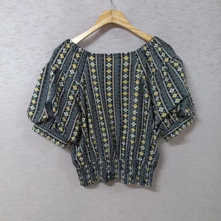 [BUNJANG] Patterned Smocked Blouse with Neckline Banding / B5-4/패턴 넥라인밴딩 패턴 스모크밴딩 블라우스 여성